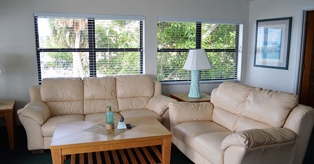Fort Pierce Lodging common area with two couches and a coffee table